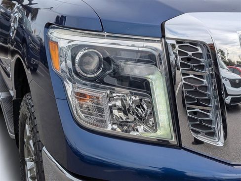 Used 2018 Nissan Titan SL w/ Chrome Package image 9