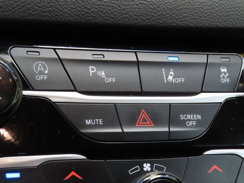 Used 2024 Chrysler Pacifica Touring-L FWD image 10