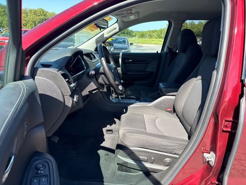 Used 2017 Chevrolet Traverse LT w/ Style and Technology Package FWD image 9