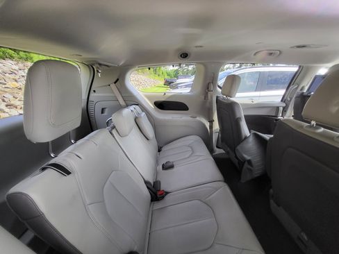 Used 2018 Chrysler Pacifica Touring-L Plus FWD image 9