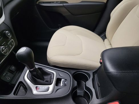 Used 2015 Jeep Cherokee Latitude w/ Comfort/Convenience Group image 26