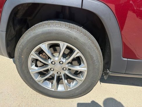 Used 2019 Jeep Cherokee Latitude Plus w/ Comfort/Convenience Group AWD/4WD image 17