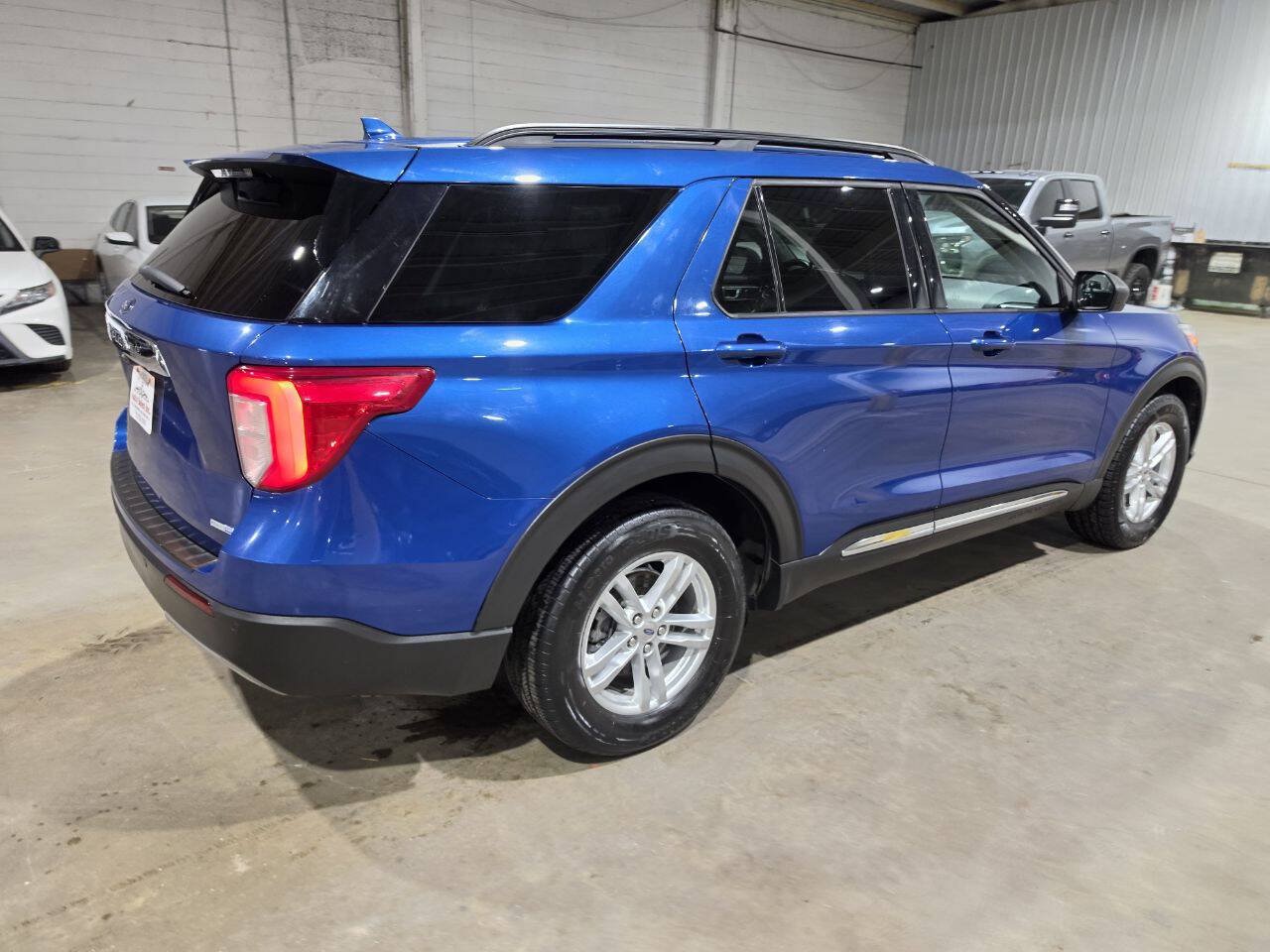 Used 2020 Ford Explorer XLT w/ Equipment Group 202A AWD/4WD image 12