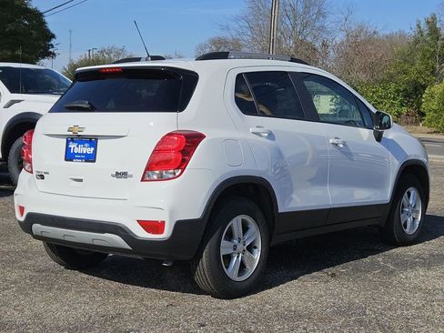 Used 2022 Chevrolet Trax LT w/ LT Convenience Package image 8