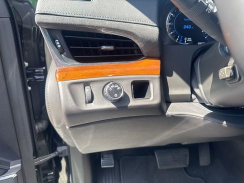 Used 2018 Cadillac Escalade 2WD image 16