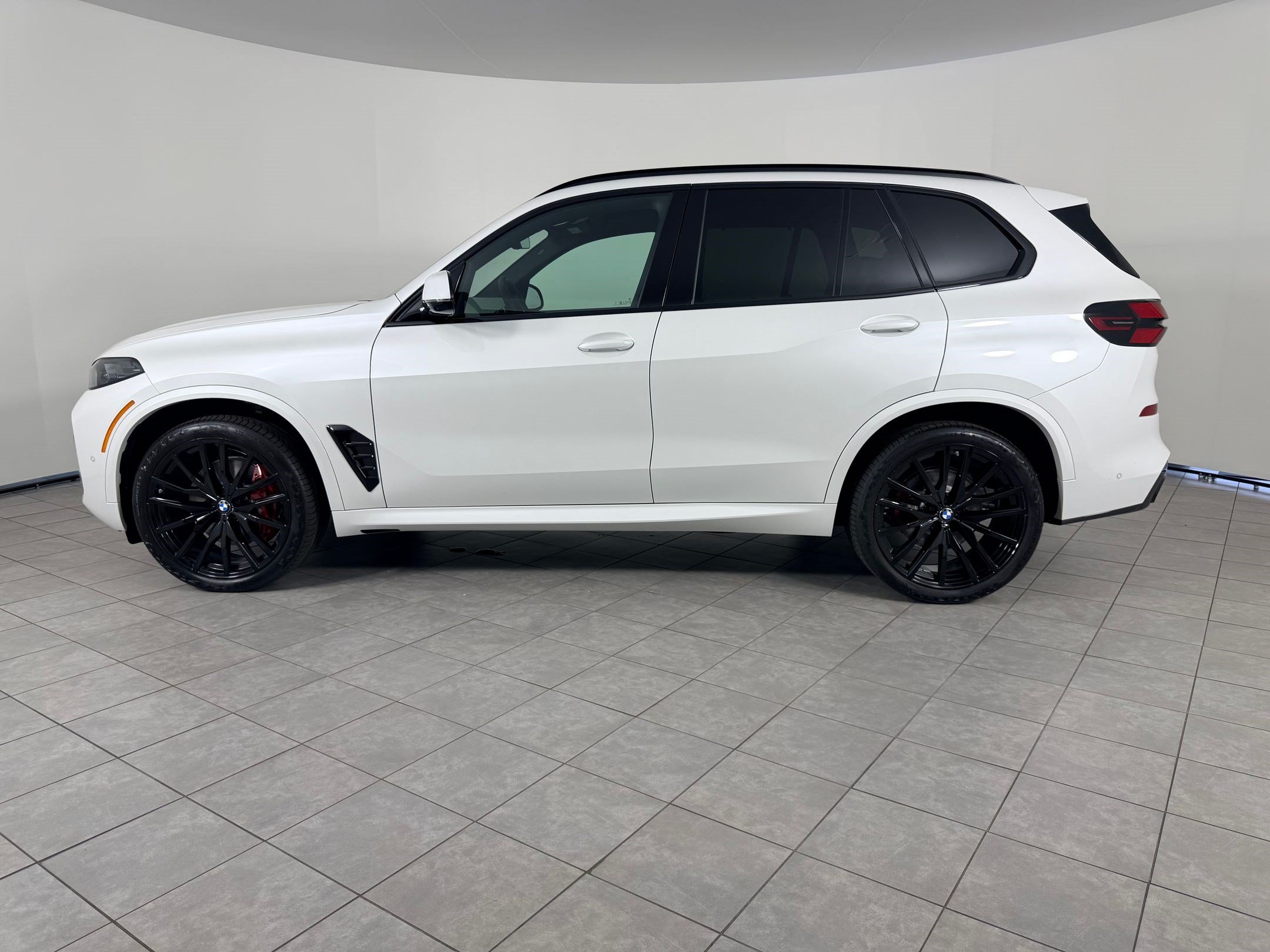 Used 2026 BMW X5 xDrive40i w/ M Sport Package AWD/4WD image 2