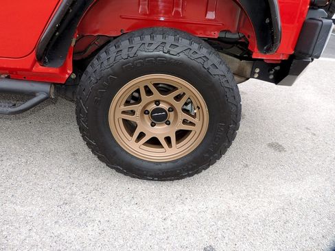 Used 2016 Jeep Wrangler Unlimited Rubicon image 12