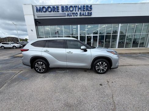 Used 2021 Toyota Highlander XLE AWD/4WD image 1