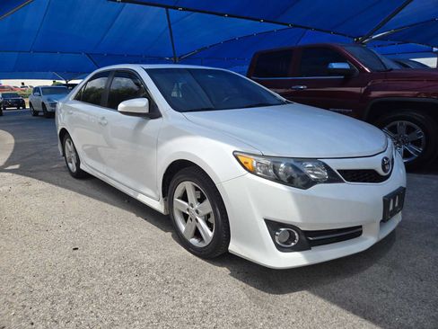 Used 2012 Toyota Camry SE w/ Convenience Pkg FWD image 2