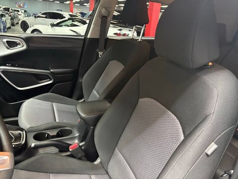 Used 2023 Kia Soul LX w/ LX Technology Package FWD image 17