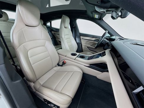 Used 2022 Porsche Taycan image 30