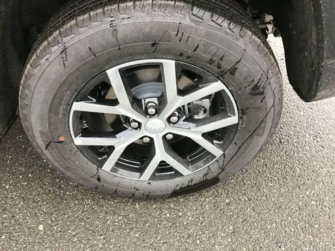 New 2025 Jeep Grand Cherokee Limited w/ Trailer Tow Package image 10