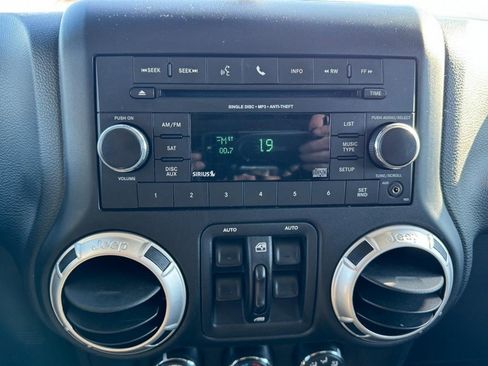 Used 2015 Jeep Wrangler Unlimited Sahara w/ Connectivity Group image 19