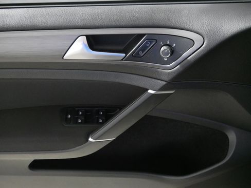 Used 2019 Volkswagen e-Golf SE w/ Driver Assistance Package image 19