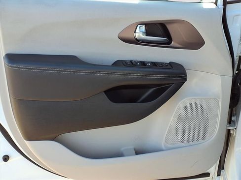 Used 2023 Chrysler Voyager LX image 21