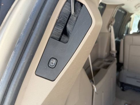 Used 2012 Chrysler Town & Country Touring-L w/ Entertainment Group #2 FWD image 27