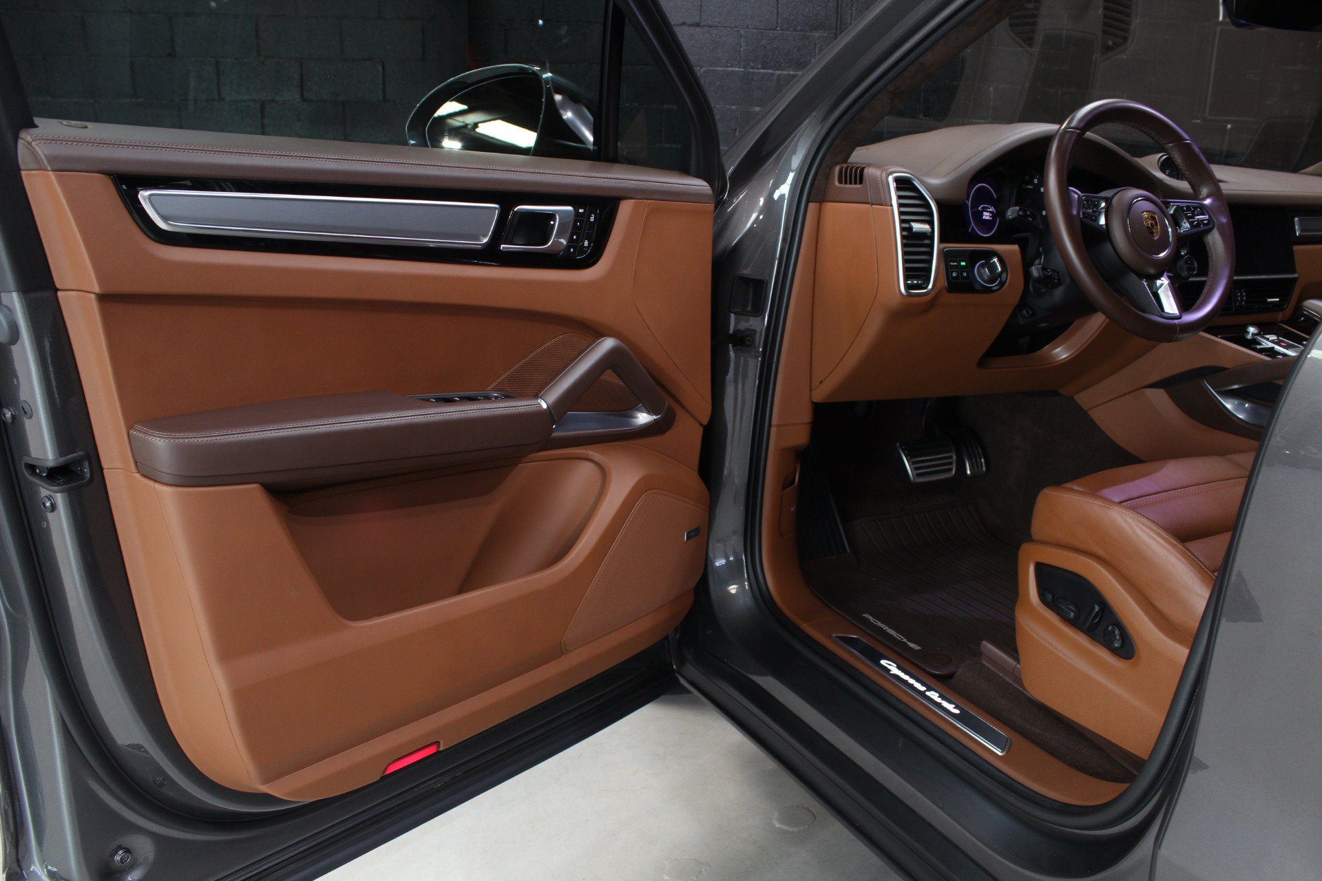 Used 2023 Porsche Cayenne Turbo AWD/4WD image 34