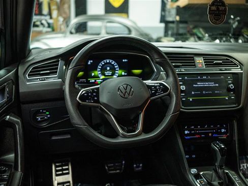 Used 2022 Volkswagen Tiguan SE R-Line image 17