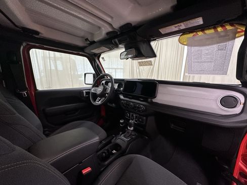 Used 2025 Jeep Wrangler Unlimited Sahara AWD/4WD image 22