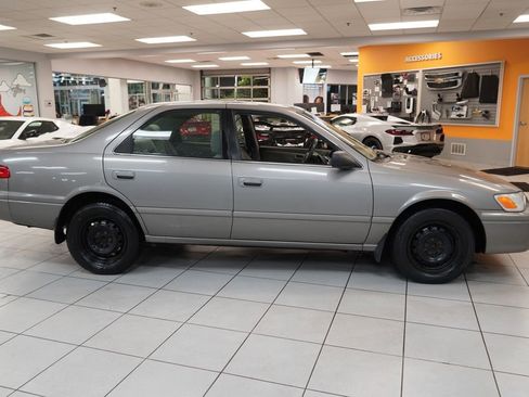 Used 2000 Toyota Camry LE FWD image 11
