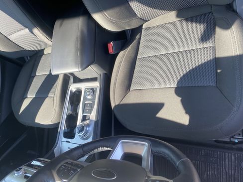 Used 2022 Ford Explorer XLT image 12