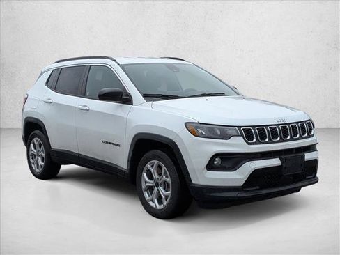 Used 2025 Jeep Compass Latitude image 3