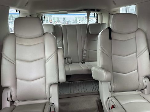 Used 2020 Cadillac Escalade Luxury RWD image 10