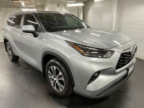 Used 2024 Toyota Highlander XLE AWD/4WD image 7