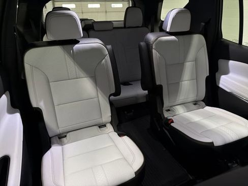 New 2026 Chevrolet Traverse High Country w/ LPO, Illumination Package image 18