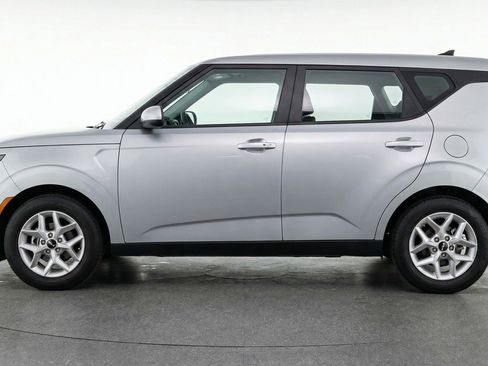Used 2025 Kia Soul LX w/ LX Technology Package FWD image 5
