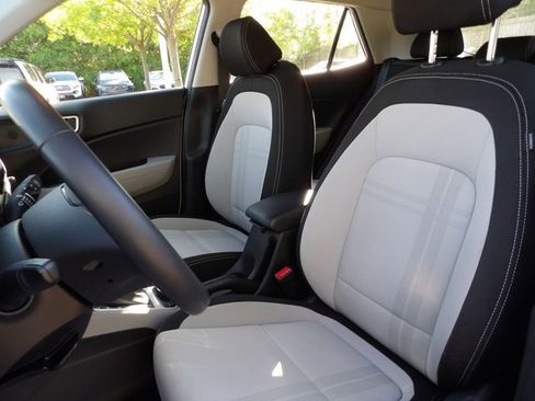 Used 2023 Hyundai Venue SEL FWD image 13