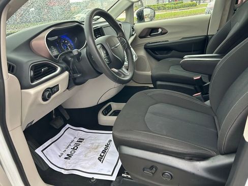 Used 2023 Chrysler Voyager LX image 11