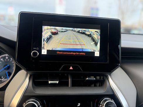 Certified 2023 Toyota Venza LE image 25