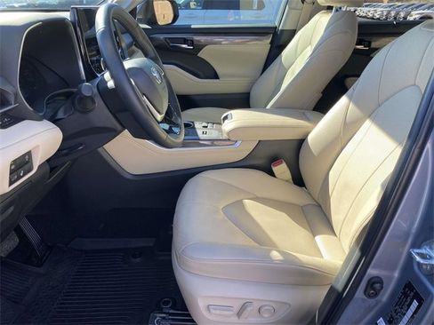 Used 2024 Toyota Highlander Limited image 16
