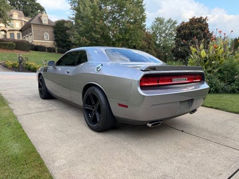 Used 2014 Dodge Challenger R/T RWD image 8