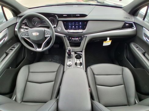 New 2025 Cadillac XT6 Luxury image 9