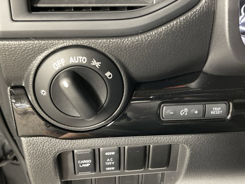 Used 2024 Nissan Titan SV w/ SV Convenience Package image 21