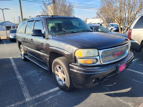 Used 2004 GMC Yukon XL Denali image 3