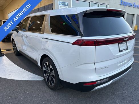 Used 2024 Kia Carnival EX image 4