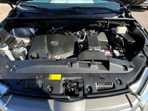 Used 2018 Toyota Highlander LE image 9