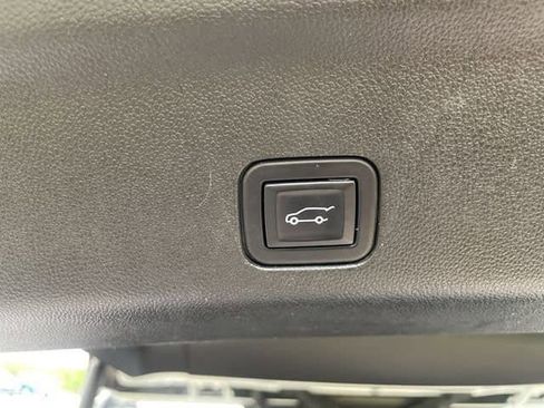 Used 2024 GMC Yukon XL Denali image 12