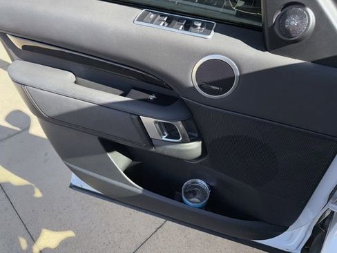 Used 2019 Land Rover Discovery SE image 12