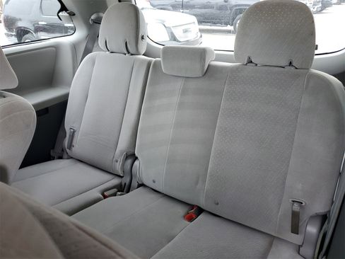 Used 2016 Toyota Sienna LE image 12