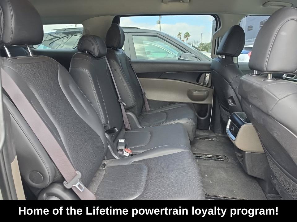 Used 2025 Kia Carnival FWD image 5
