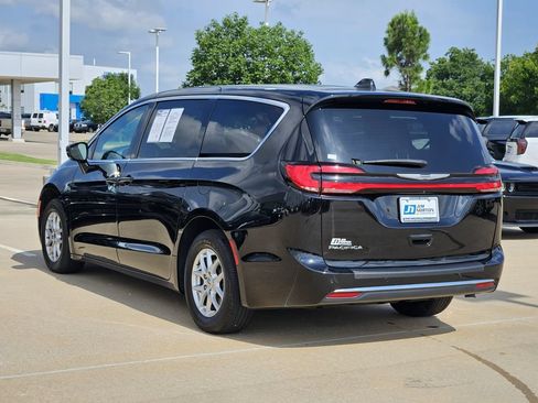 Used 2024 Chrysler Pacifica Touring FWD image 5
