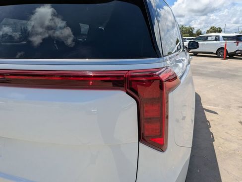 Used 2025 Kia Carnival FWD image 11