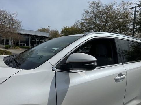 Used 2014 Toyota Highlander XLE image 12