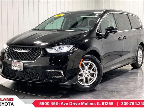 Used 2024 Chrysler Pacifica Touring-L image 1