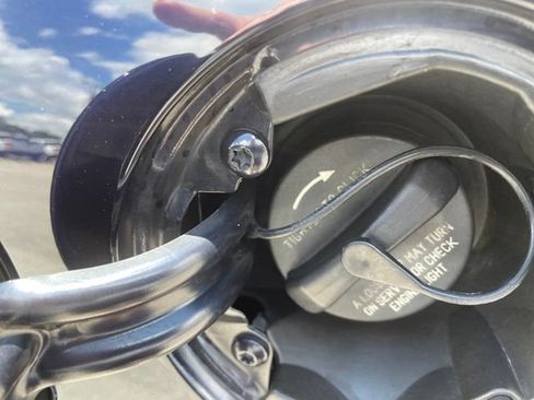 Used 2011 Chrysler 200 Touring FWD image 7