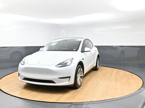 Used 2023 Tesla Model Y Long Range AWD/4WD image 2